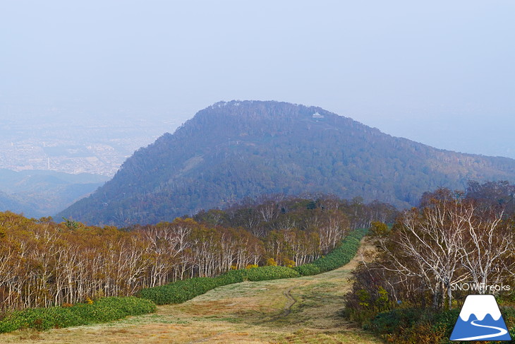 標高1,023m。錦秋に染まる手稲山へ。